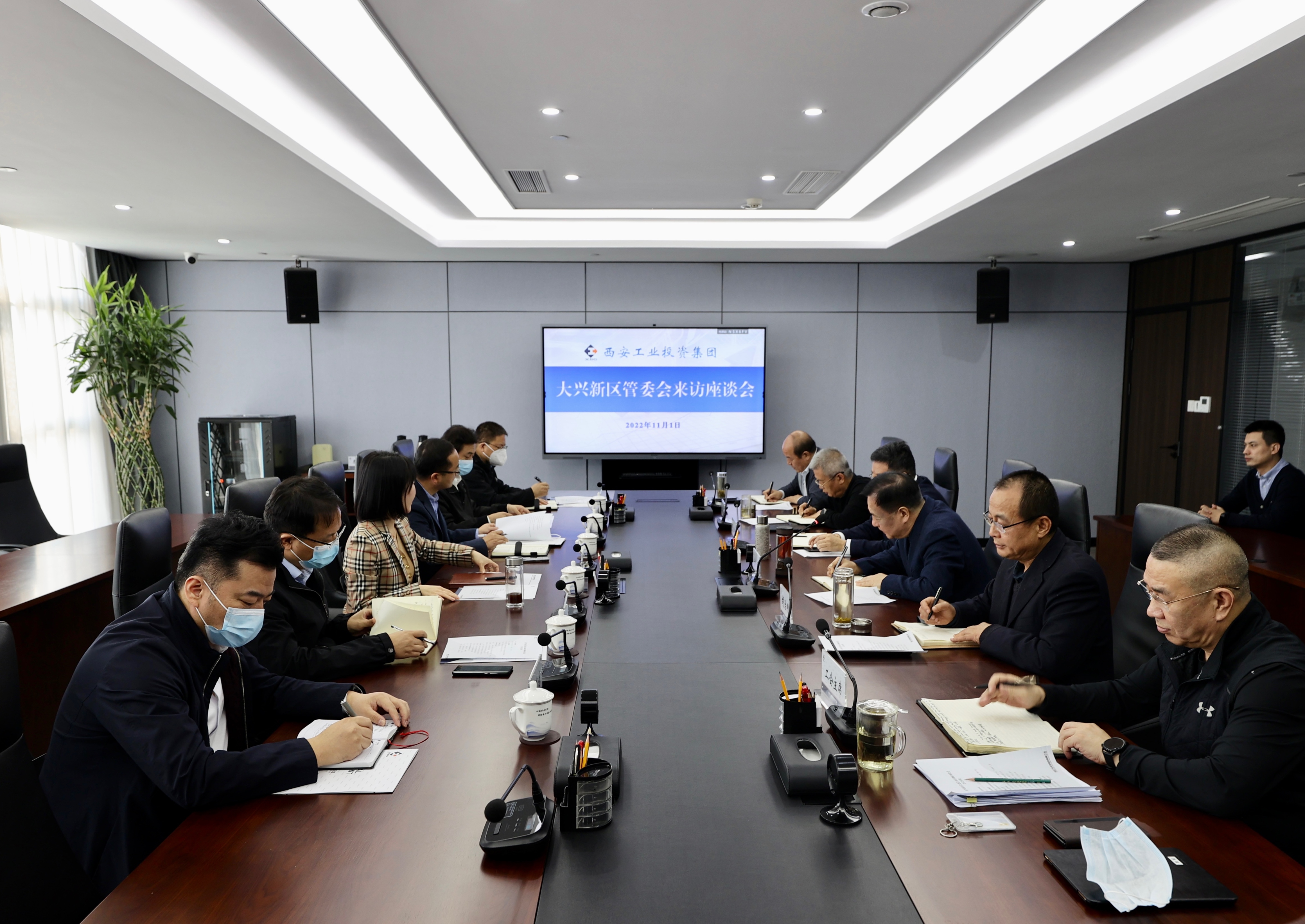 莲湖区委常委武蓉一行到九州ku酷游集团举行事情交流