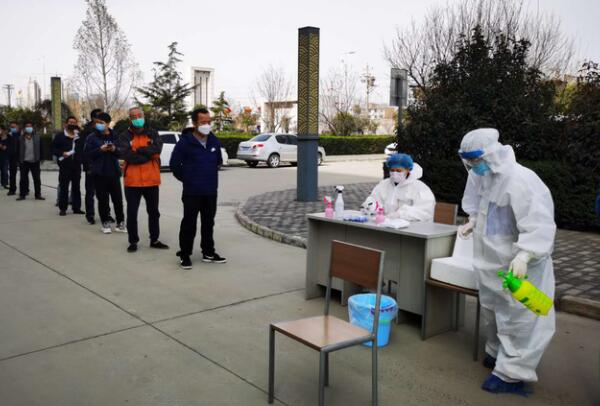 【泾阳基建办】集团泾阳基地办联系泾河新城防疫部分上门服务对基地复工企业职员举行核酸检测